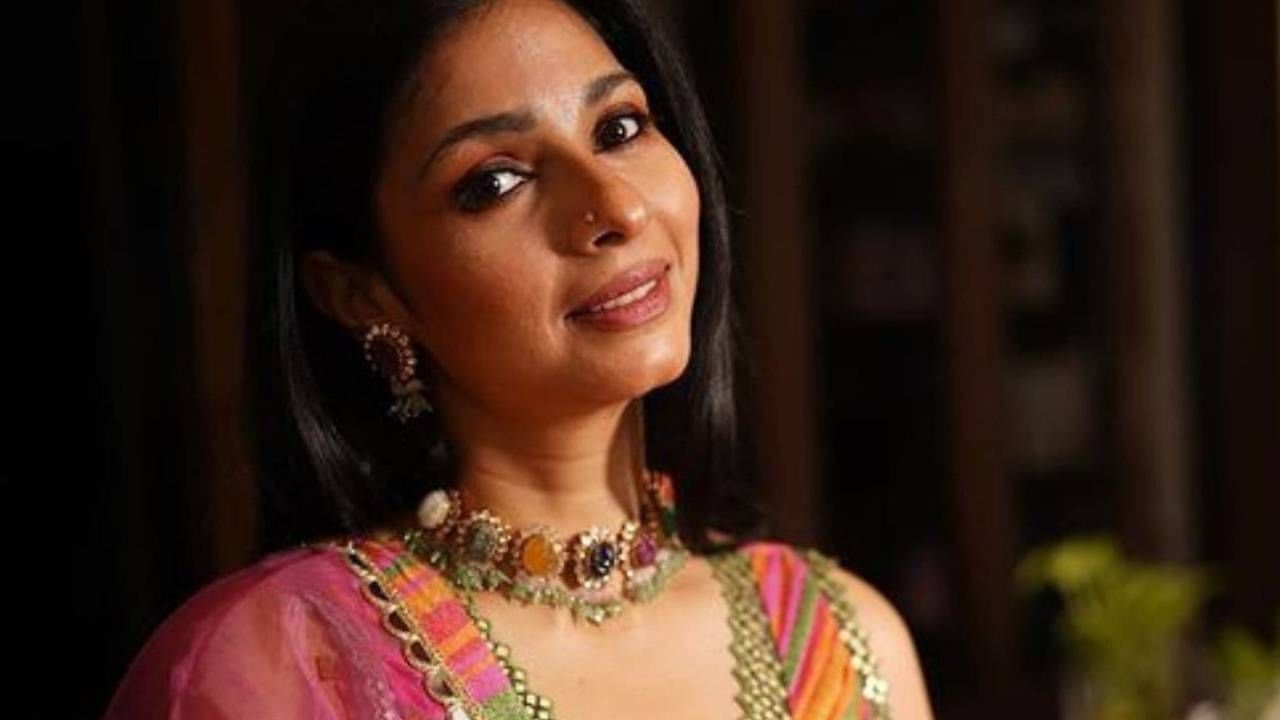 तनीषा मुखर्जी - अभिनेत्री काजोलची बहीण तनिषा मुखर्जी 47 वर्षांची आहे आणि अजूनही अविवाहित आहे. तनिषाचे नाव उदय चोप्रा आणि अरमान कोहलीशी जोडले गेले होते पण ती कोणासोबतही सेटल झाली नाही.