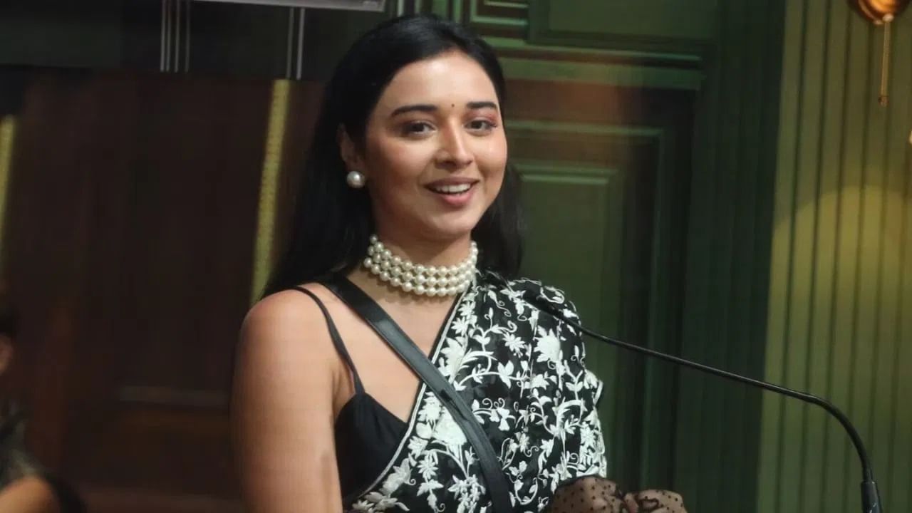 बिग बॉस शो सुरू होताच महिला स्पर्धकाच्या चर्चांनी जोर धरला आहे. घरात काही स्पर्धकांसोबत तिचे वाद देखील झाले आहे. ज्याचे व्हिडीओ देखील सोशल मीडियावर तुफाण व्हायरल होत आहे. अशात तुम्हाला देखील प्रश्न पडला असेल की, ती स्पर्धक नक्की होण आहे. 