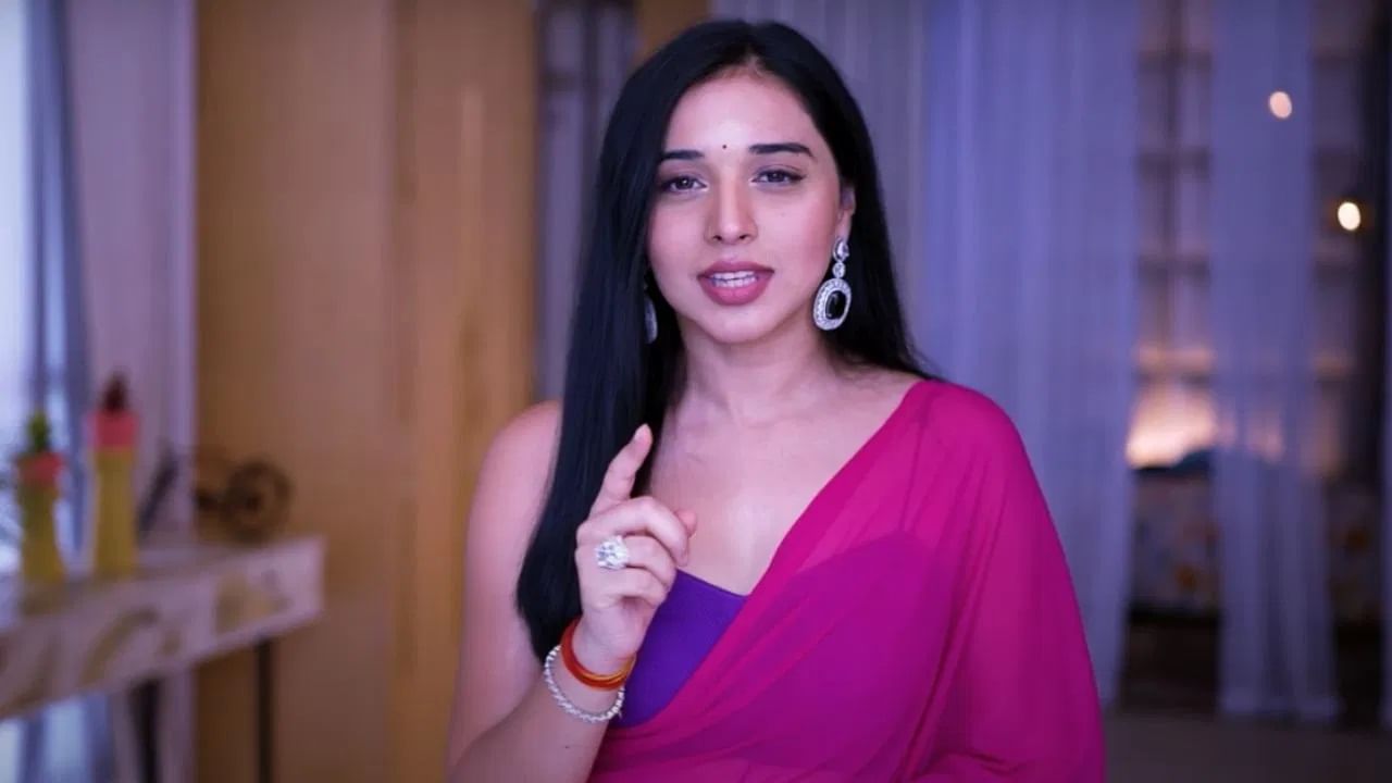 सध्या ज्या स्पर्धकाची चर्चा रंगली आहे, ती दुसरी तिसरी कोणी नसून तान्या मित्तल आहे. तान्या हिला ट्रोल देखील केलं जात आहे. तिच्या चर्चा सध्या तुफान रंगल्या आहे. सध्या सर्वत्र तान्य मित्तल हिची चर्चा रंगली आहे.