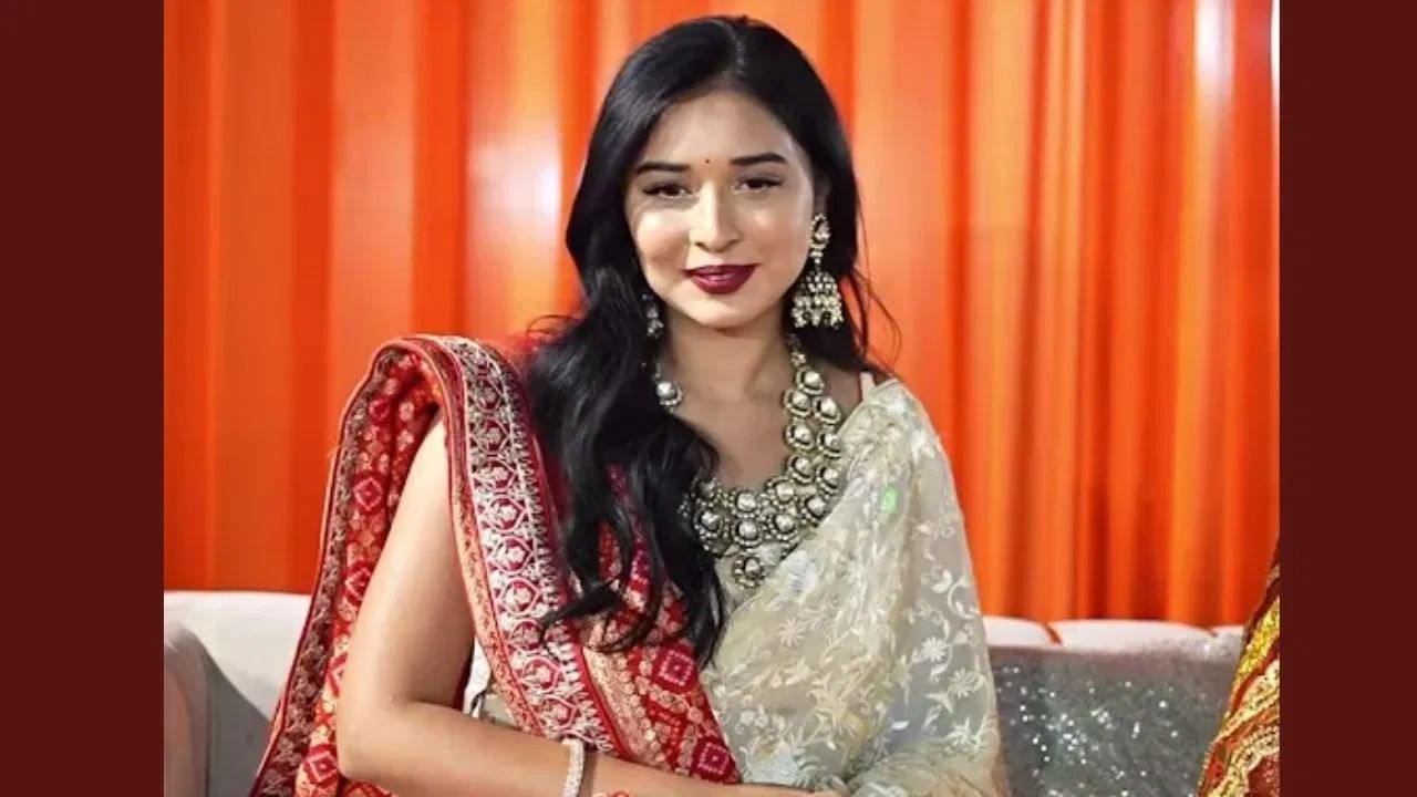 रिपोर्टनुसार, तान्या हिच्याकडे तब्बल 2 कोटी रुपयांची संपत्ती आहे. वयाच्या 19 व्या वर्षी तान्या 2 कोटींची मालकीण आहे.तिचा 'हँडमेड विथ लव्ह बाय तान्या' नावाचा एक ब्रँड आहे, ज्याद्वारे ती हँडबॅग आणि साडीचा व्यवसाय करते. 