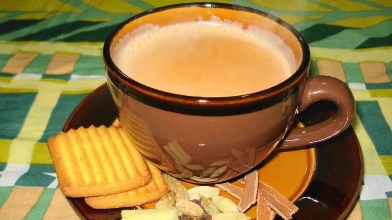 भारतात, बहुतेक लोक त्यांचा दिवस 'चहा' ने सुरू करतात, मगचं त्यांना फ्रेश वाटतं. पण चहा पिण्यामुळे अनेकदा आरोग्याच्या समस्या उद्भवतात. अशा परिस्थितीत, आपण जर 30 दिवस चहा प्यायला नाही तर आरोग्यावर काय परिणाम होतो हे जाणून घेऊया. 