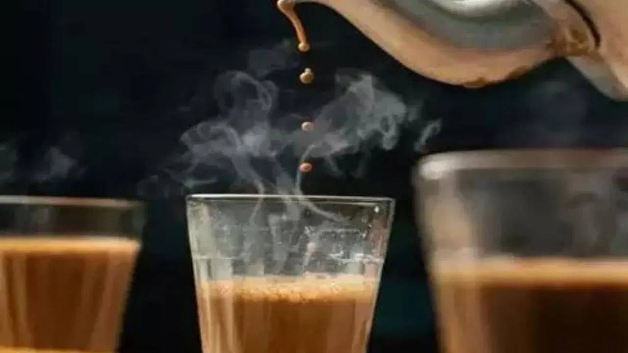 पचन सुधारते : दुधाच्या चहामध्ये असलेले कॅफिन आणि टॅनिन पचन प्रक्रिया मंदावतात, ज्यामुळे ॲसिडिटीची समस्या उद्भवू शकते. जर तुम्ही चहा पिणे बंद केले तर पचन सुधारते आणि ॲसिडिटीची समस्या दूर होते.