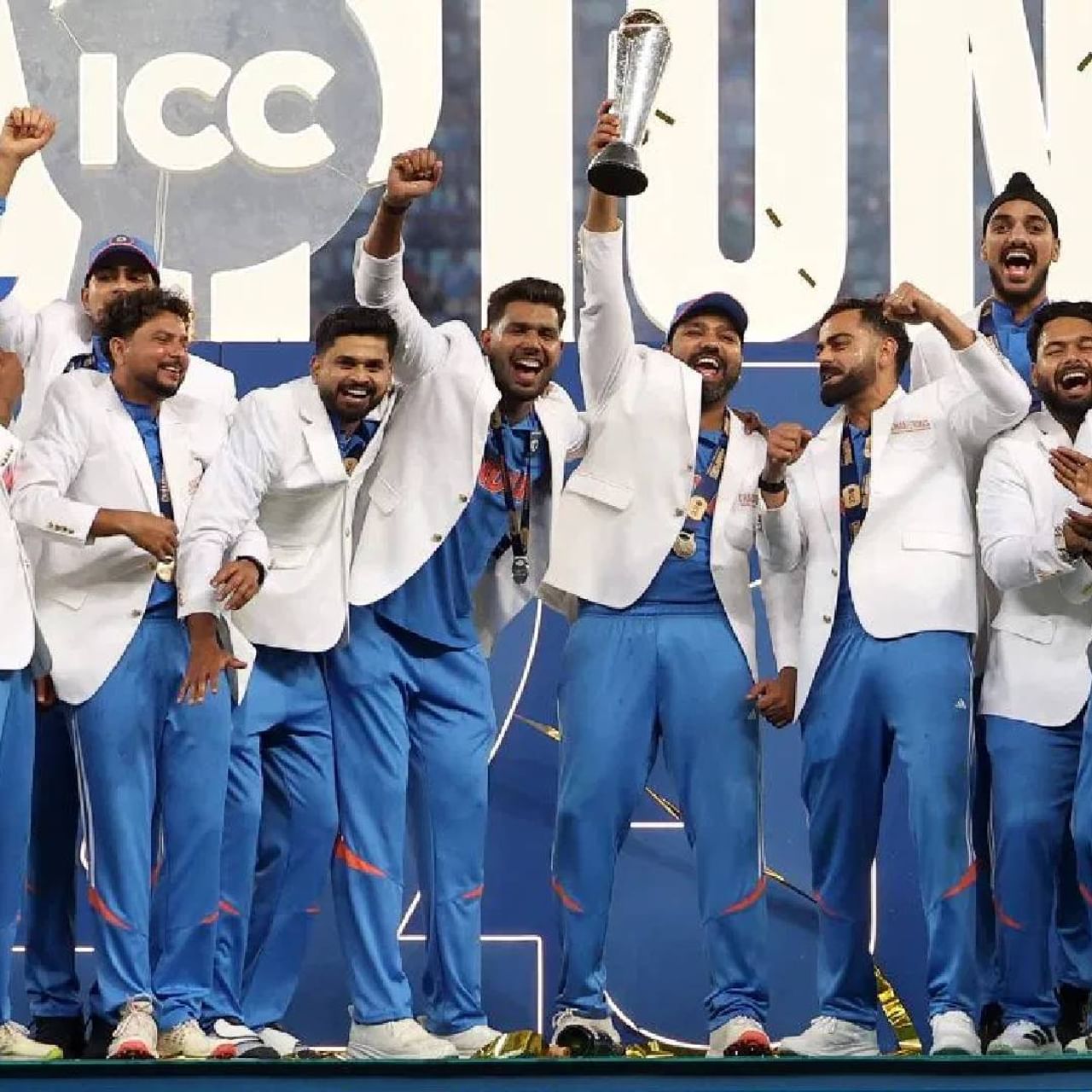 वनडे क्रिकेटमध्ये 14 हजार आणि 11 हजार धावा करणाऱ्या विराट कोहली आणि रोहित शर्माला टीम इंडियात स्थान मिळवण्यासाठी संघर्ष करावा लागेल असा कदाचितच कोणी विचार केला असेल?. ते सुद्धा चॅम्पियन्स ट्रॉफी जिंकल्यानंतर काही महिन्यात. (Photo: Getty Images)