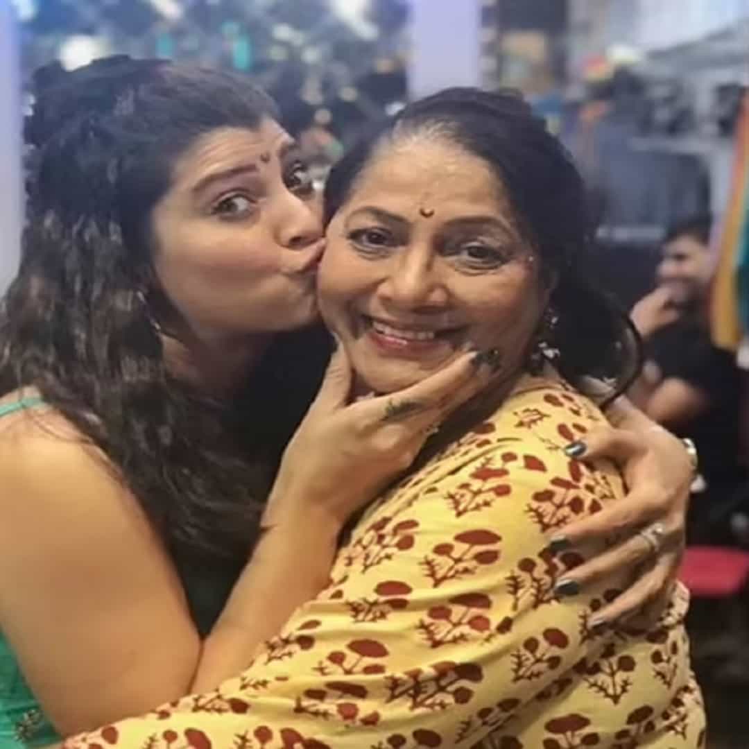 आईच्या जाण्याने तेजस्विनी पंडितवर दु:खाचा डोंगर कोसळला आहे. तेजस्विनीच्या आई ज्योती चांदेकर देखील एक मोठ्या अभिनेत्री होत्या.