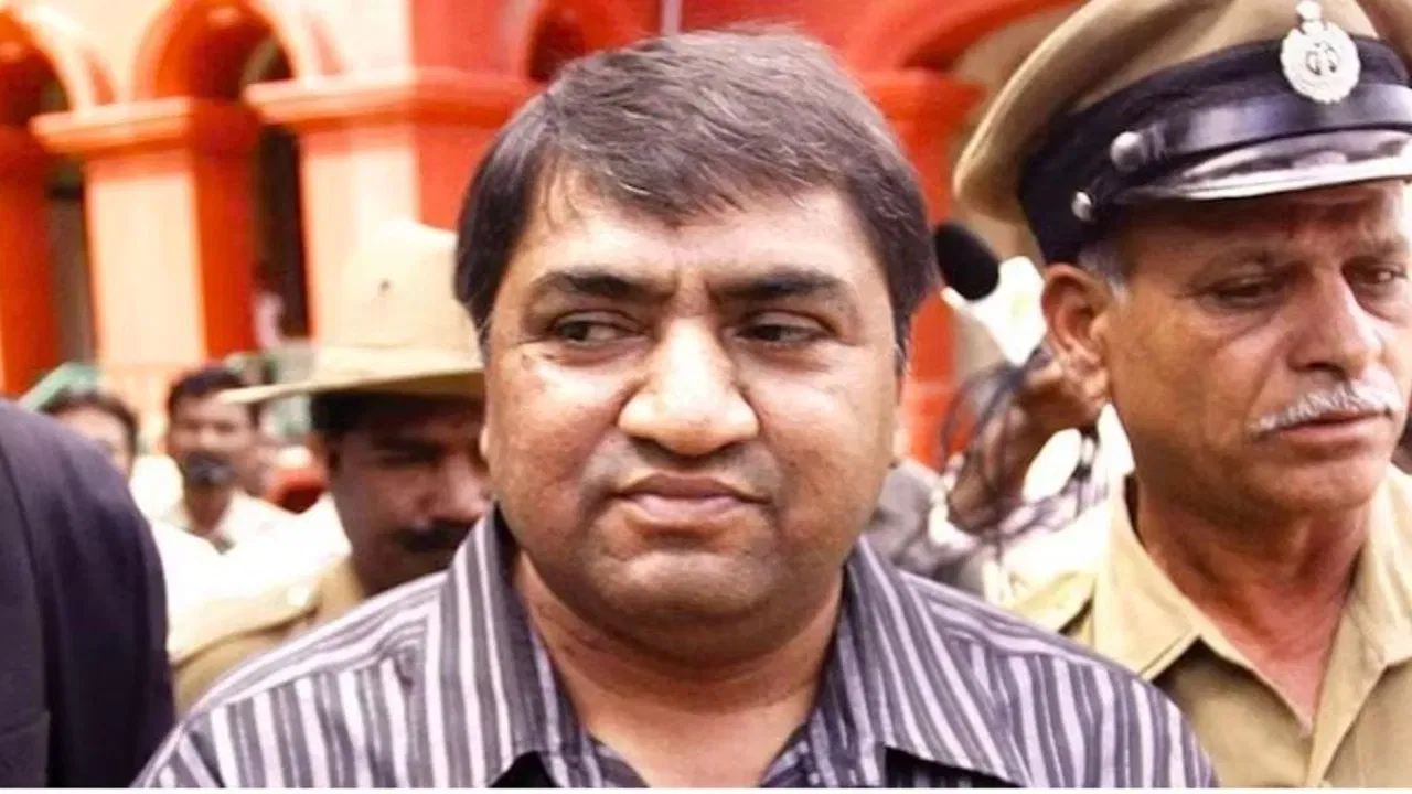 काही दिवसांपूर्वी प्रदर्शित झालेल्या स्कॅम 2003 या वेब सीरिजमुळे गाजलेला तेलगी घोटाळा पुन्हा एकदा चर्चेत आला. सुमारे 32,000 कोटी रुपयांच्या स्टॅम्प पेपर घोटाळ्याचा मुख्य आरोपी अब्दुल करीम तेलगी हा केवळ घोटाळ्यासाठीच नव्हे, तर राजकारण्यांशी संबंध, चित्रपटसृष्टीतील गुंतवणूक आणि बार गर्ल्सशी असलेल्या नात्यांमुळेही कायम चर्चेत राहिला. मात्र, या सगळ्यामध्ये खळबळ तेव्हा उडाली जेव्हा या प्रकरणात एका बॉलिवूड अभिनेत्रीचे नाव जोडले गेले.