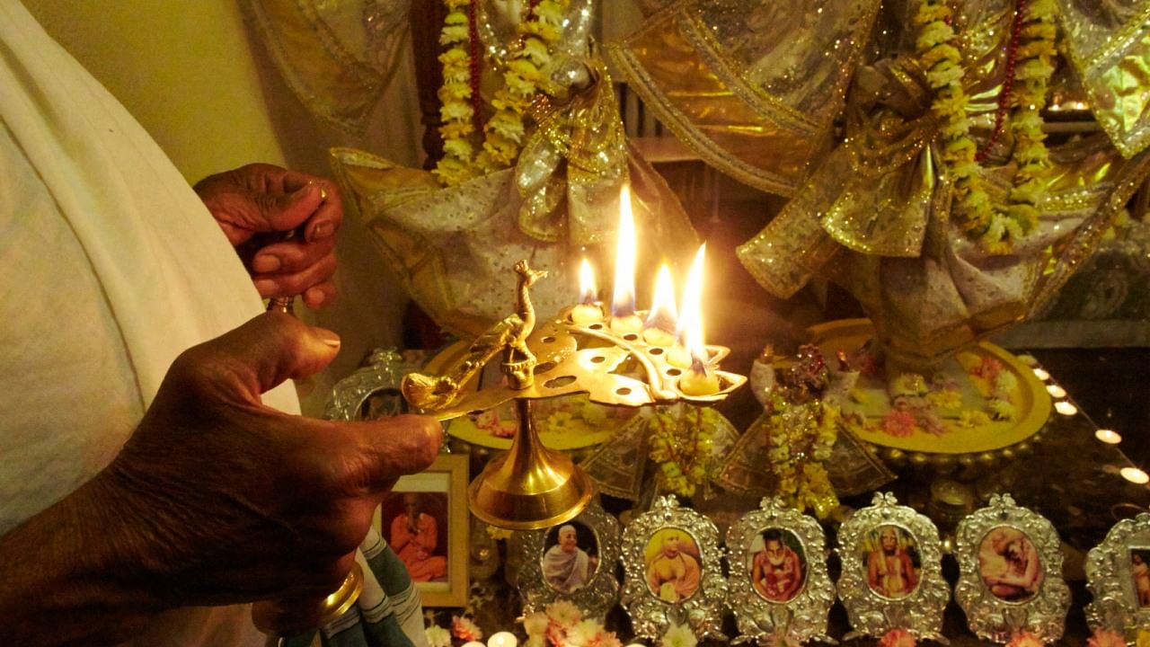 हे अश्रू नकारात्मक नसून ते परमेश्वराच्या भक्तीचे एक सकारात्मक लक्षण आहे. त्यामुळे, यापुढे देवाची आरती करताना डोळे उघडे ठेवा. आणि त्यातून मिळणाऱ्या आध्यात्मिक शक्तीचा अनुभव घ्या. 

(डिस्क्लेमर : वरील माहिती उपलब्ध स्रोतावरून देण्यात आलेली आहे. याच्या तथ्यांबद्दल आम्ही कुठलाही दावा करीत नाही, तसेच अंधश्रद्धेला दुजोरा देत नाही)