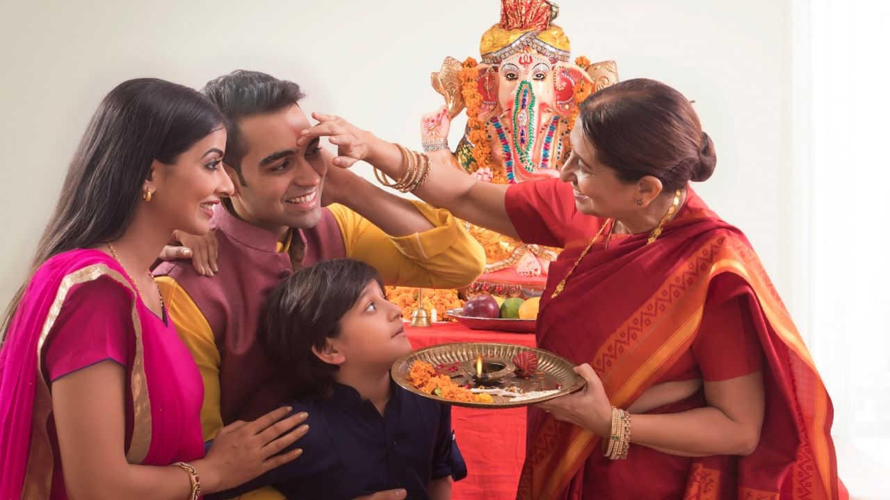 यामुळे आपण थेट परमेश्वराशी जोडले जातो. धार्मिक शास्त्रांमध्ये आणि सनातन धर्मात आरतीला याच कारणांमुळे महत्त्व दिलेले आहे. आरती करताना आनंद, दुःख किंवा इतर कोणत्याही भावनेमुळे डोळ्यात अश्रू येऊ शकतात.