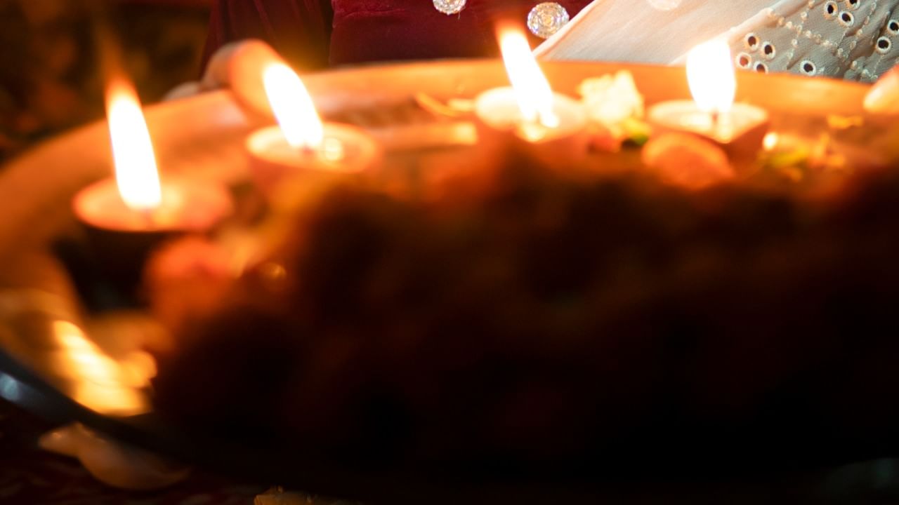 त्यामुळे आरती करताना डोळे बंद करणे शुभ मानले जात नाही. आरती करताना आपले मन आणि विचार सकारात्मक असणे अत्यंत आवश्यक आहे. डोळ्यांनी देवाच्या मूर्तीचे डोक्यापासून पायापर्यंत संपूर्ण दर्शन घेतल्याने मन एकाग्र होते.