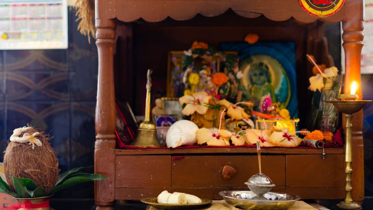 आरती ही केवळ एक प्रथा नसून ती पंचतत्त्वे म्हणजेच पृथ्वी, जल, अग्नी, वायू आणि आकाश यांचे प्रतीक आहे. डोळे उघडे ठेवून आरती पाहिल्यास या पाचही तत्त्वांची ऊर्जा आपल्याला मिळते.