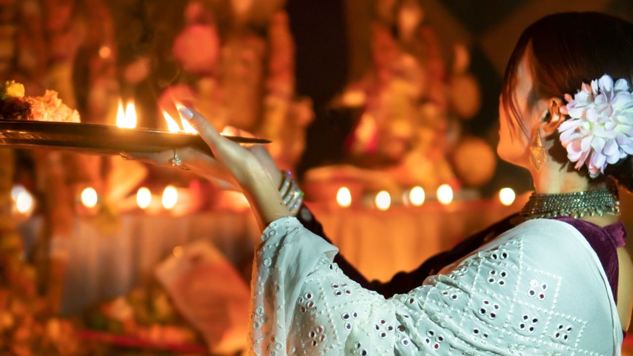 षोडशोपचार पूजेतील एक महत्त्वाचा विधी म्हणून आरतीकडे पाहिले जाते. डॉ. गुरुजींच्या मते, आरती करताना मूर्तीमध्ये एक विशिष्ट प्रकारची ऊर्जा किंवा शक्ती जागृत होते. जेव्हा आपण डोळे बंद करतो, तेव्हा आपण ही शक्ती पूर्णपणे ग्रहण करू शकत नाही.