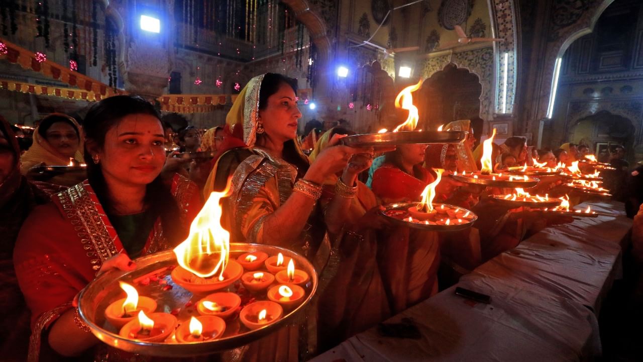 प्रसिद्ध ज्योतिषी आणि वास्तुविशारद डॉ. बसवराज गुरुजी यांच्या मते, आरती करताना डोळे बंद करणे योग्य नाही. त्यांनी आरती करतेवेळी डोळे बंद न करण्यामागची कारणंही सांगितली आहेत. तसेच आरती योग्य पद्धतीने कशी करावी, याबद्दल त्यांनी मार्गदर्शन केले आहे.