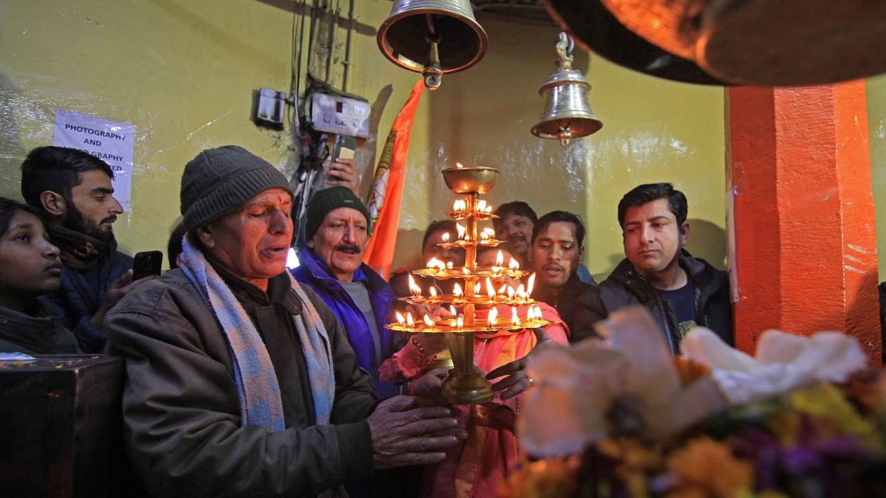 पण आरती करताना खरंच डोळे बंद करणे योग्य असतं का? ते केल्याने नेमकं काय होतं? यामागे काही आध्यात्मिक किंवा वैज्ञानिक कारणं आहेत का? याबद्दल आपण आज माहिती घेणार आहोत.