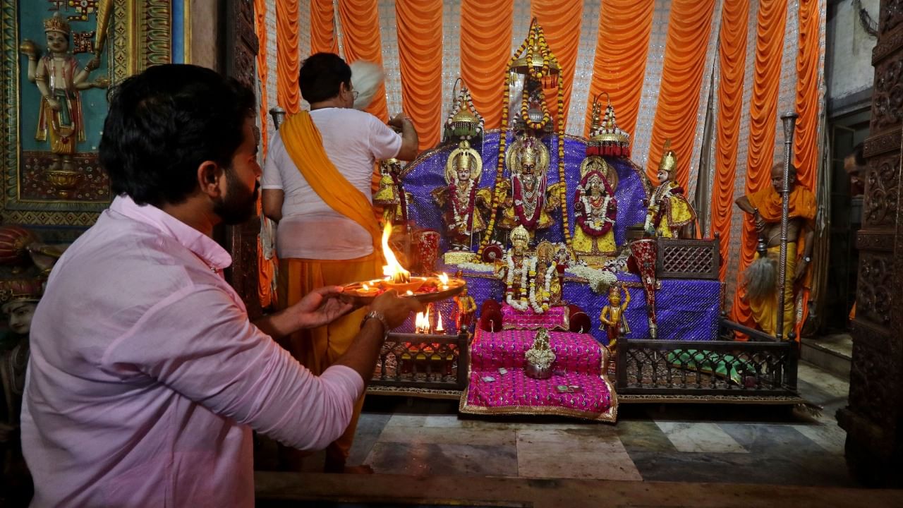 आपल्यापैकी अनेकजण मंदिरात किंवा घरात देवाची आरती करताना नकळत डोळे बंद करतात. अनेकांना वाटतं की डोळे मिटल्याने मन अधिक एकाग्र होते. तसेच देवाचे ध्यान अधिक चांगल्या प्रकारे लागते.