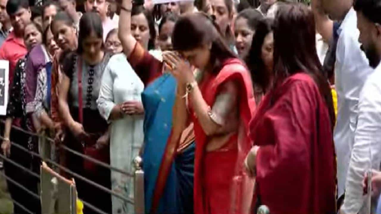 इंडिया आघाडीची काल दिल्लीत बैठक झाली. राहुल गांधी यांनी या निमित्ताने डिनरच आयोजन केलं होतं. यावेळी त्यांनी वोट चोरीवर प्रेझेंटेशन दिलं. त्यावेळचा उद्धव ठाकरेंचा एक फोटो व्हायरल झाला आहे. उद्धव ठाकरे, आदित्य ठाकरे आणि संजय राऊत हे सहाव्या रांगेत बसले होते. त्यावरुन एकनाथ शिंदे यांच्या नेतृत्वाखालील शिवसेनेने आज टीकेची राळ उठवली आहे.