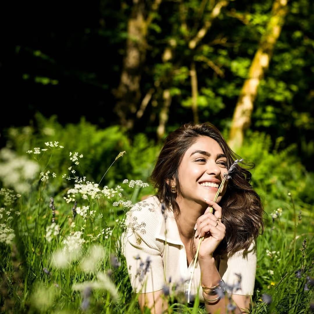अभिनेत्री मृणाल ठाकूर पुन्हा एकदा चर्चेत आहे. आधी साऊथचा सुपरस्टार धनुषला डेट करण्यासाठी तिचं नाव समोर आलेलं. आता बिपाशा बसूला बॉडीशेम करण्यासाठी मृणाल ट्रोल होत आहे. मृणालचा जुना व्हिडिओ सोशल मीडियावर व्हायरल होतोय. 