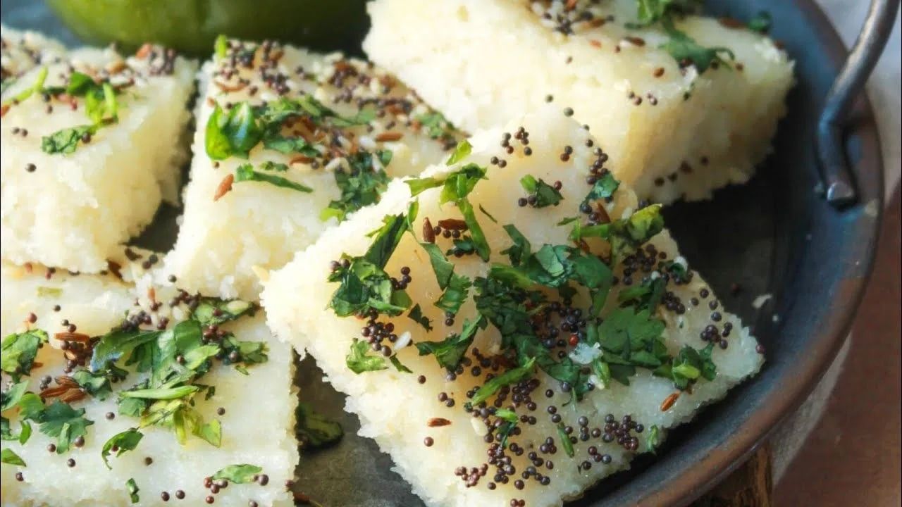 आता तयार ढोकळा थंड करा, तो कापून घ्या आणि हिरव्या चटणी किंवा दह्यासोबत सर्व्ह करा.