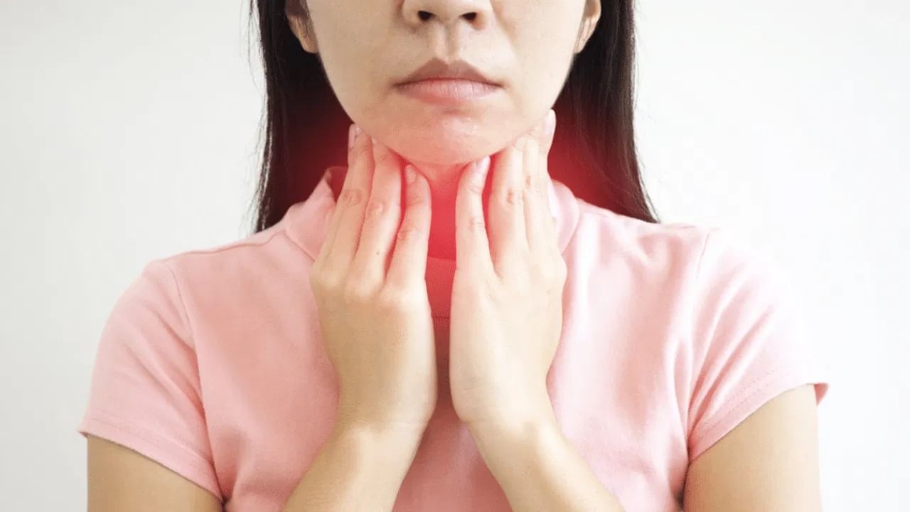 तुळशीचा काढा (Tulsi decoction): पाण्यात तुळशीची पाने, आल्याचा तुकडा, आणि थोडं लवंग उकळून त्याचा काढा प्यावा.