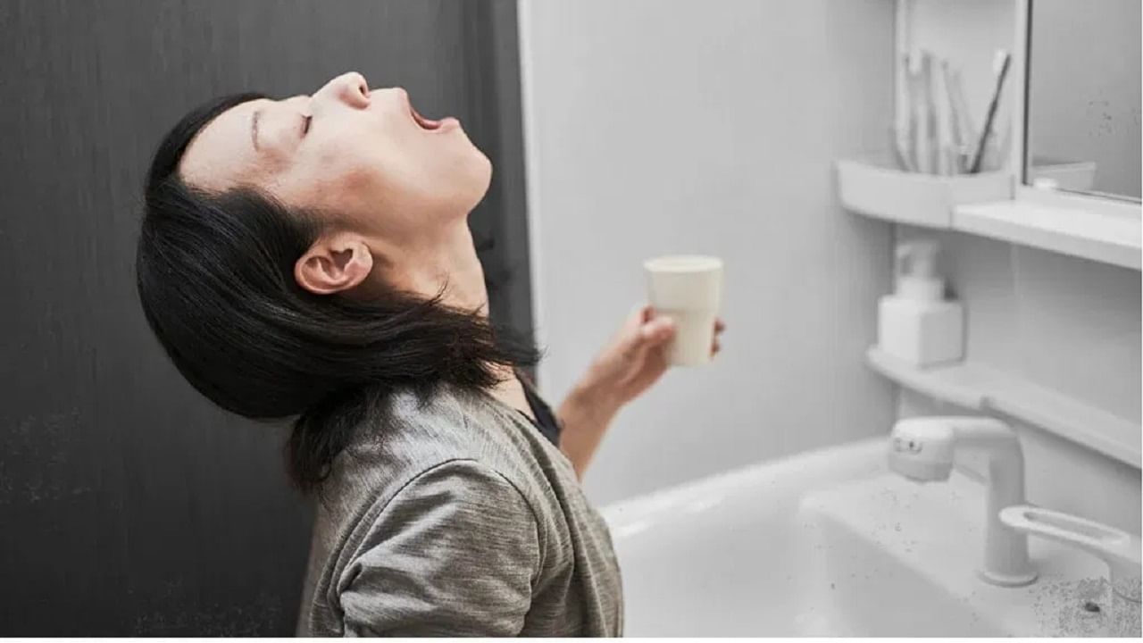  उकळलेले पाणी प्यावे (Drink warm water): दिवसभर थोडं-थोडं गरम पाणी प्यावे; घसा ओलसर राहतो व जळजळ कमी होते. गरम पाण्याच्या वाफेत ५-१० मिनिटं श्वास घेणे — सर्दी असल्यास खूप उपयोगी.