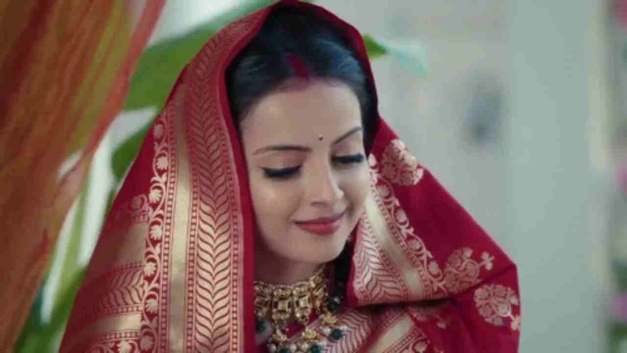 भारतीय महिला कपाळावर टिकली का लावतात? यामागे दडलेली आहेत अनेक खास रहस्ये भारतीय महिला कपाळावर टिकली का लावतात? यामागे दडलेली आहेत अनेक खास रहस्ये