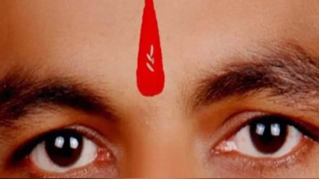 एखाद्या व्यक्तीच्या कपाळावर टिळा लावल्यानंतर त्यावर तांदळाचे काही दाणे लावले जातात. काही ठिकाणी पूजा झाल्यावर, तसेच इतर काही शुभप्रसंगी डोक्यावर किंवा आजूबाजूला तांदूळ टाकले जातात.