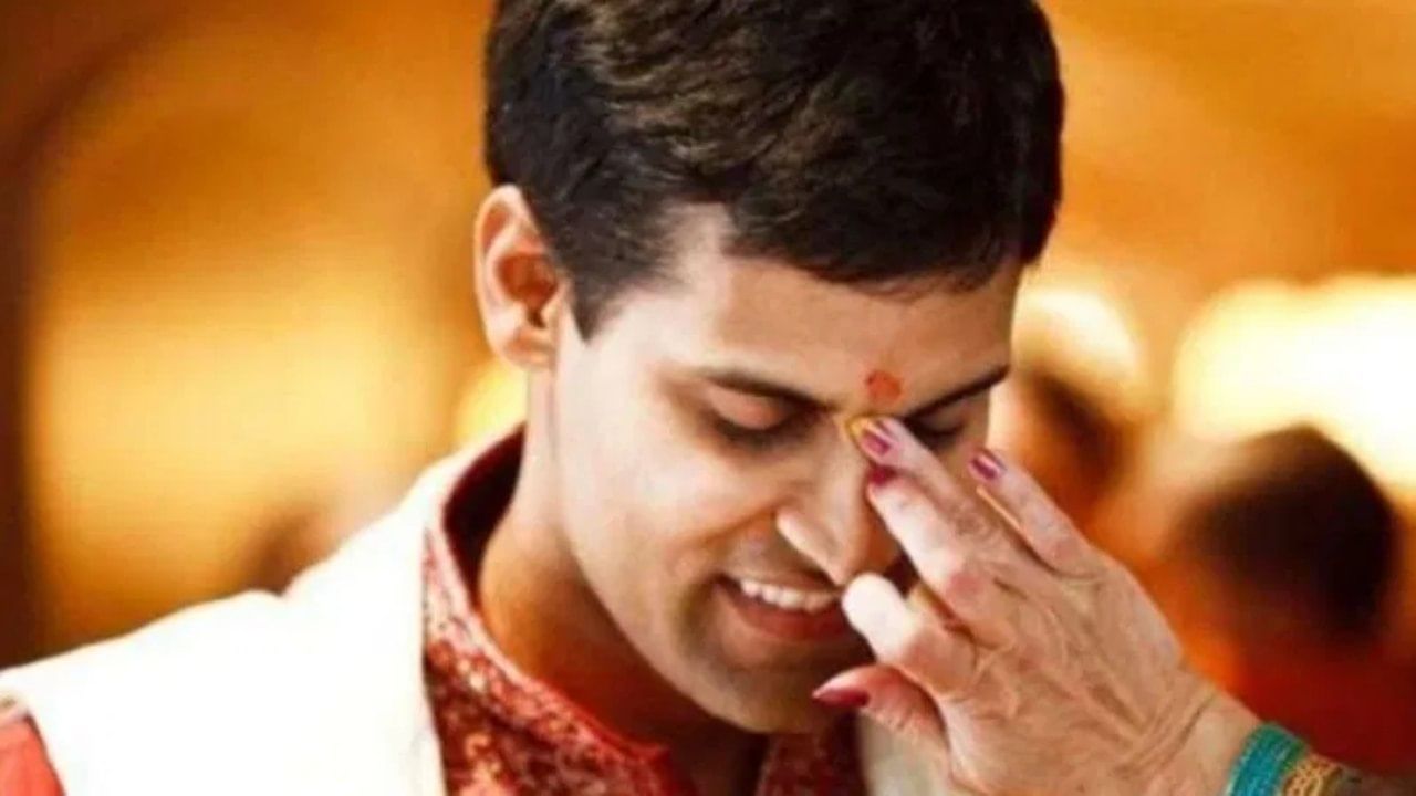 आपण अनेकदा पाहिलं असेल की कोणतीही पूजा-विधी करताना किंवा शुभ कार्याला बाहेर जाताना कपाळावर टिळा लावला जातो. कपाळावर टीळा लावण्यासाठी चंदन, केशर आणि कुंकू वापरले जाते. पण बहुतांश वेळा टिळा लावताना सर्वात जास्त कुंकू वापरले जाते.