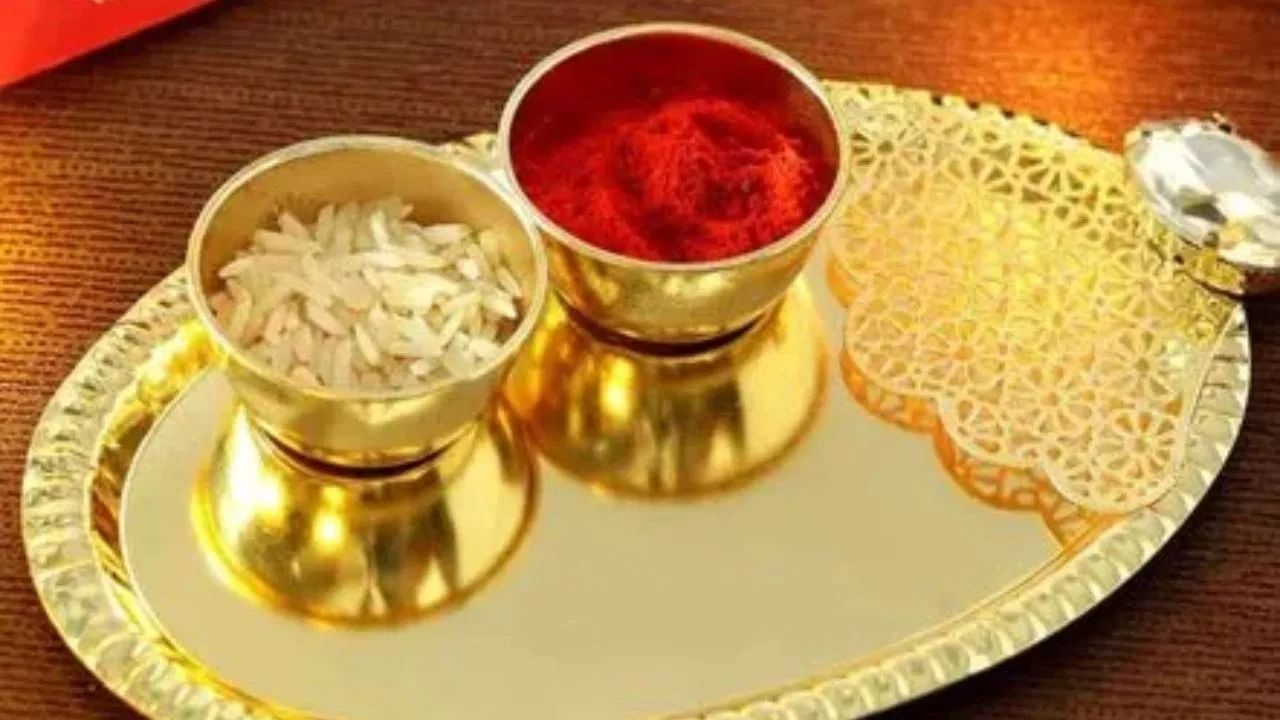 मात्र, तुम्ही कधी विचार केला आहे का की कपाळावर टिळा लावल्यानंतर त्यावर तांदूळ का लावले जातात? यामागचं नेमकं काय दडलंय, याबद्दल आपण जाणून घेणार आहोत. कुंकवाचा टिळा लावल्यानंतर त्यावर तांदूळ लावणे हा जरी श्रद्धेचा विषय असला, तरी यामागे काही धार्मिक कारणे आहेत.