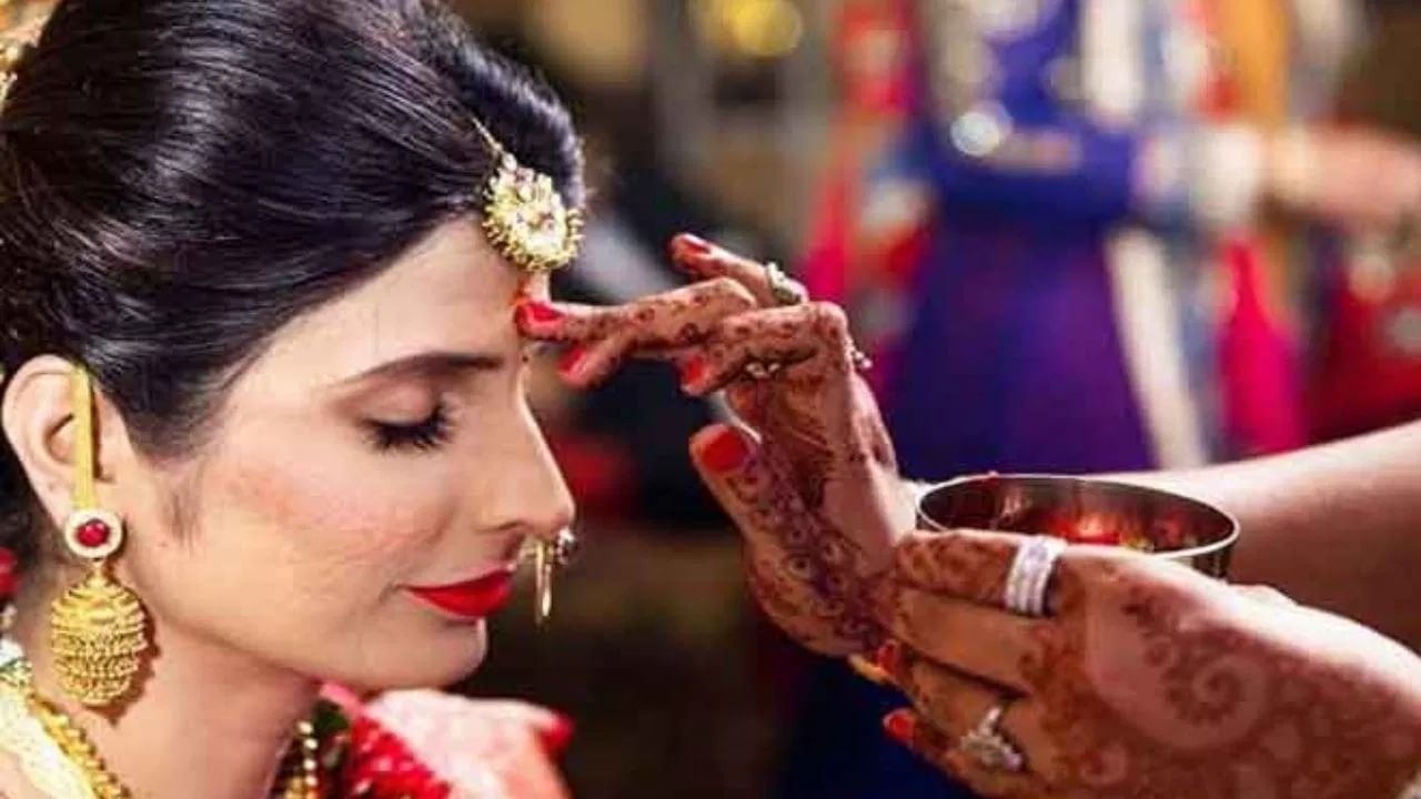 अनेक धार्मिक ग्रंथांमध्ये याचा उल्लेख आढळतो. तांदूळ हे सर्वात शुद्ध अन्न मानले जाते. त्यामुळे लहान पूजा असो किंवा मोठा विधी, तांदळाला विशेष महत्त्व असते. देवाला अर्पण केलेल्या नैवेद्यामध्येही तांदळाचा वापर केला जातो.