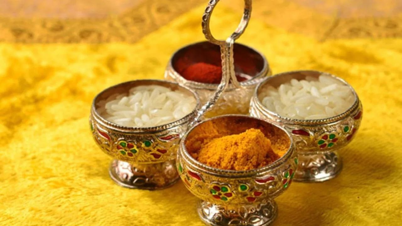 तांदळाला अक्षत असेही म्हणतात, ज्याचा अर्थ कधीही नष्ट न होणारे. त्यामुळे कोणत्याही कामाच्या यशासाठी आणि ते काम चिरंतन टिकून राहावे यासाठी तांदळाचा वापर केला जातो. त्यामुळे टिळा लावल्यानंतर त्यावर तांदूळ लावले जातात.