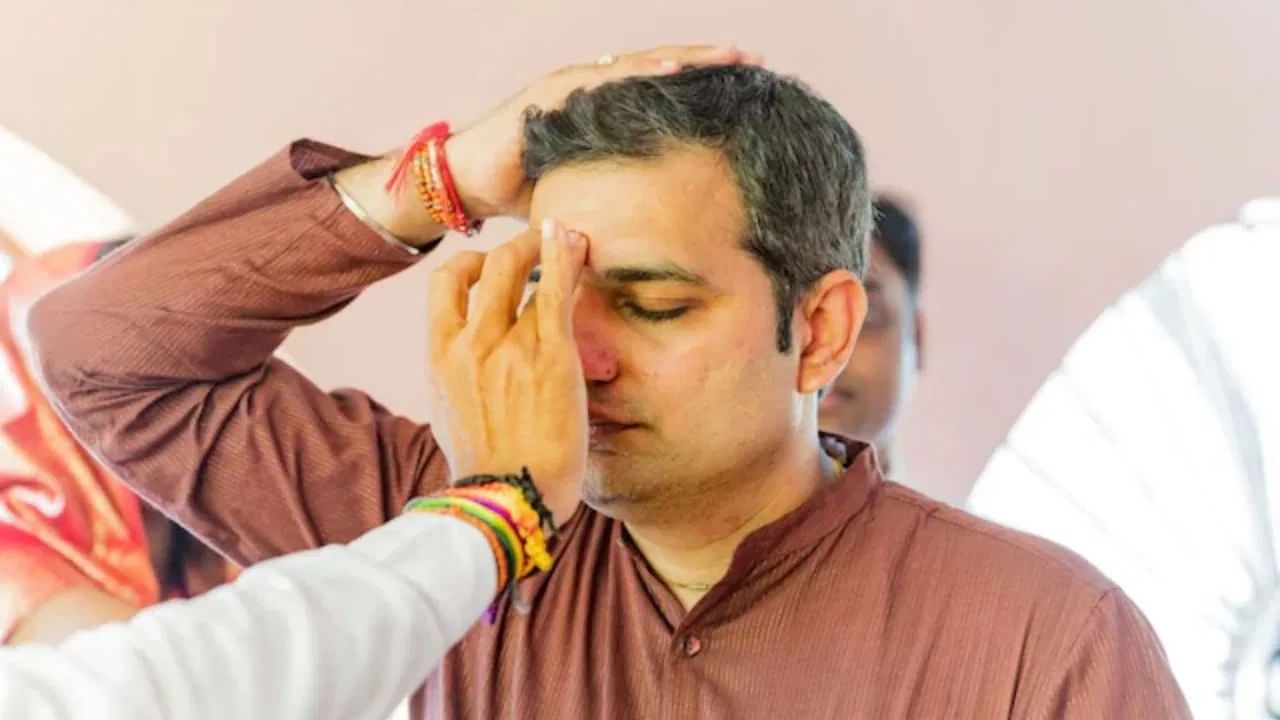 हिंदू धर्मात तांदूळ हा समृद्धी आणि धनाचा प्रतीक मानला जातो. त्याचा वापर केल्याने घरात सुख-समृद्धी नांदते, अशी लोकांची श्रद्धा आहे.  यामागे काही वैज्ञानिक कारणंही दडलेली आहेत.