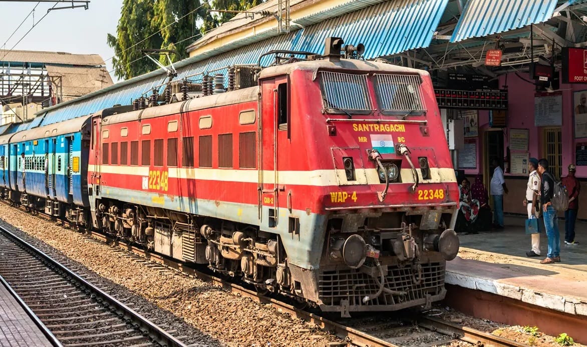 ही योजना सणासुदीच्या सिझनसाठी तयार केली आहे.या योजनेत सिंगल जर्नी आणि रिटर्न जर्नी दरम्यान तिकीटांची व्यवस्था करणे हा आहे. यात खर्च कमी करणे आणि दोन्ही दिशेच्या ट्रेनचा प्रवास वाढवणे हा आहे . त्यामुळे विशेष ट्रेनचा योग्य प्रकारे वापर केला जाणार आहे.