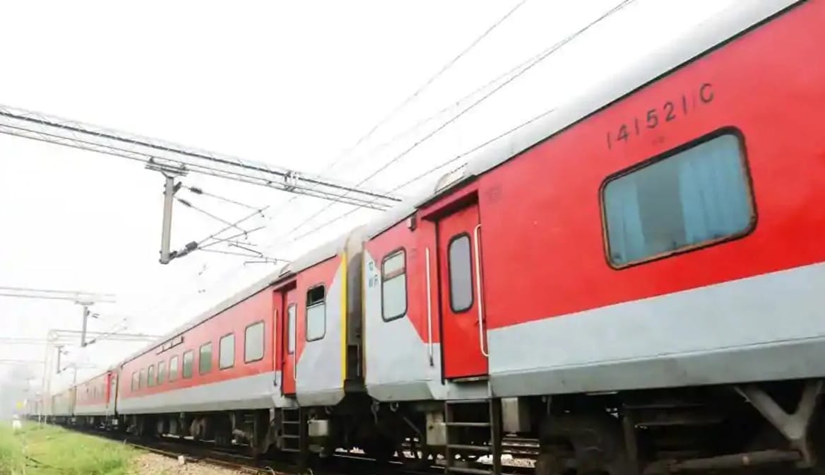 तिकीटात कोणताही रिफंड, दुरुस्ती वा अन्य सुट ( पास, वाऊचर, सवलत ) मान्य असणार नाही. बुकींग ऑनलाईन वा काऊंटर दोन्हीपैकी एका माध्यमातून करायला हवे.रिटर्न तिकीट देखील त्याच माध्यमातून काढायला हवे.ही ऑफर फ्लेक्सी-फेअर ट्रेन मॉडेल ( उदा. राजधानी, शताब्दी आदी ) लागू असणार नाही.