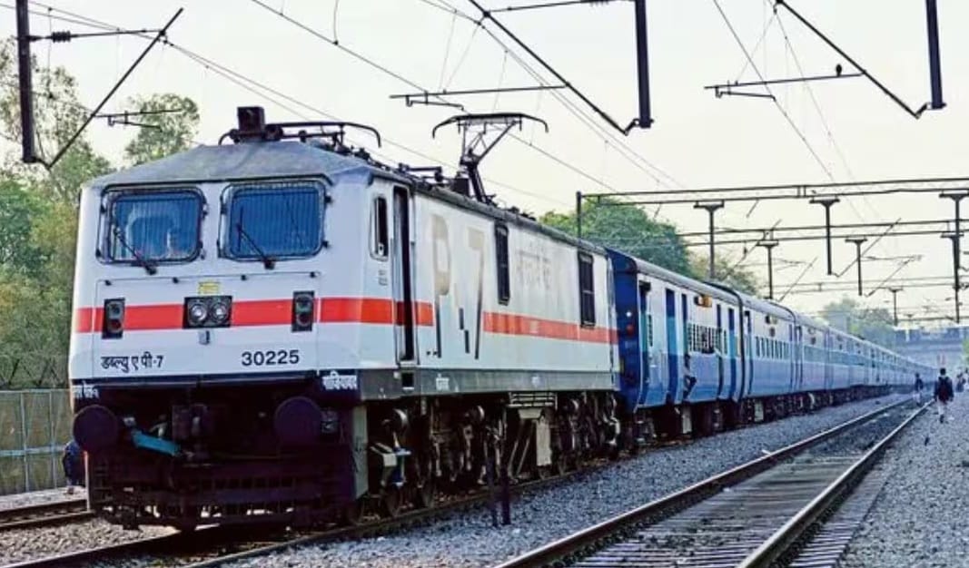 ही योजना प्रवाशांना कमी खर्चात सणात प्रवासाची संधी देणार आहे. यामुळे स्टेशनवरील गर्दी कमी होईल आणि ब्लॉकबस्टर ट्रेन भार संतुलित होईल.प्रवाशांना जाताना आणि येतानाचे दोन्ही तिकीट मिळण्याची खात्री होईल, त्यामुळे शेवटच्या मिनिटांपर्यंत असणारी धास्ती कमी होईल.