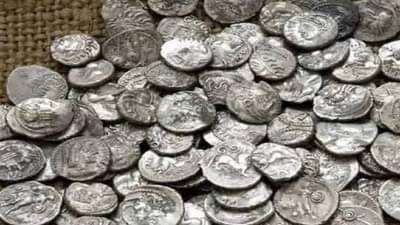 मंदिराजवळ सुरू होतं खोदकाम, अचानक खणखणाट ! चांदीची नाणी अन्... पाहून डोळेच विस्फारले, कुठे सापडला खजिना ?