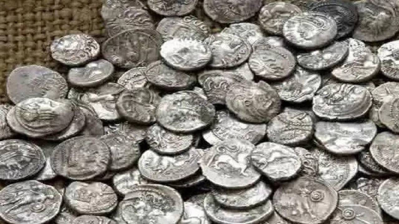 मंदिराजवळ सुरू होतं खोदकाम, अचानक खणखणाट ! चांदीची नाणी अन्... पाहून डोळेच विस्फारले, कुठे सापडला खजिना ? मंदिराजवळ सुरू होतं खोदकाम, अचानक खणखणाट ! चांदीची नाणी अन्... पाहून डोळेच विस्फारले, कुठे सापडला खजिना ?