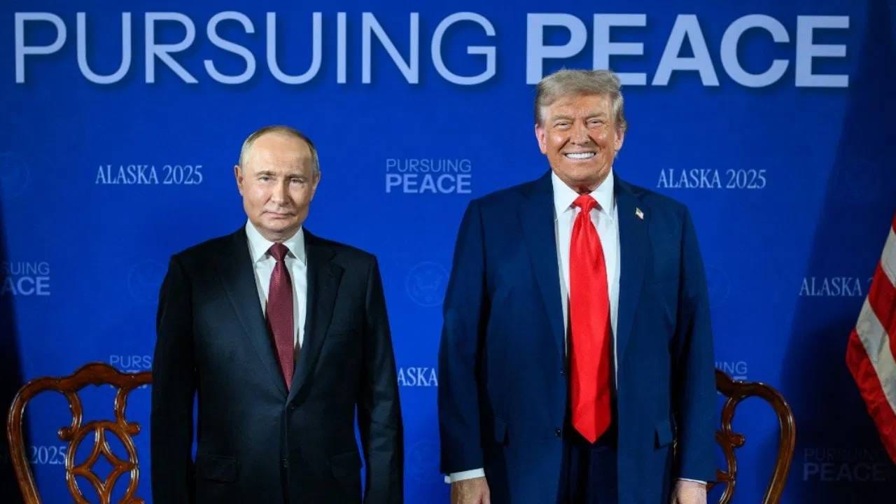 अमेरिकेचे राष्ट्राध्यक्ष डोनाल्ड ट्रम्प यांची शुक्रवारी रशियन राष्ट्रपती व्लादिमीर पुतिन यांच्यासोबत अलास्कामध्ये चर्चा झाली. पहिल्याच बैठकीत रशिया-युक्रेन युद्ध रोखण्यावर एकमत झालं नाही. पण दोन्ही नेत्यांमध्ये बैठक सार्थक ठरल्याच चित्र आहे. (Photo- White House)