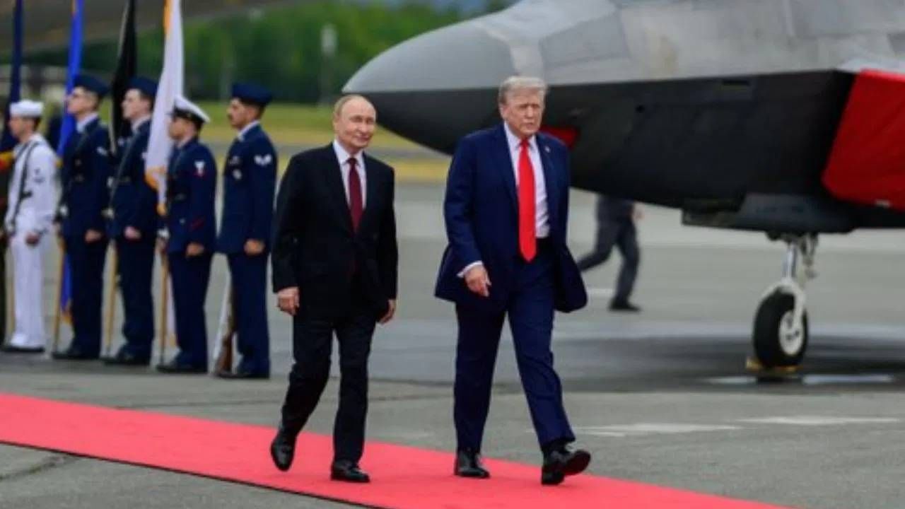 या बैठकीकडे सगळ्या जगाच लक्ष लागलं होतं. कारण डोनाल्ड ट्रम्प बोललेले की, चर्चा सकारात्मक वाटली नाही, तर मी दोन मिनिटात बैठकीतून बाहेर निघेन. पण ही चर्चा तब्बल तीन तास चालली. भले बैठकीत ठोस काही ठरलं नाही. पण अजून निर्बंध लागणार नाहीत, निदान हा तरी विश्वास मिळाला.