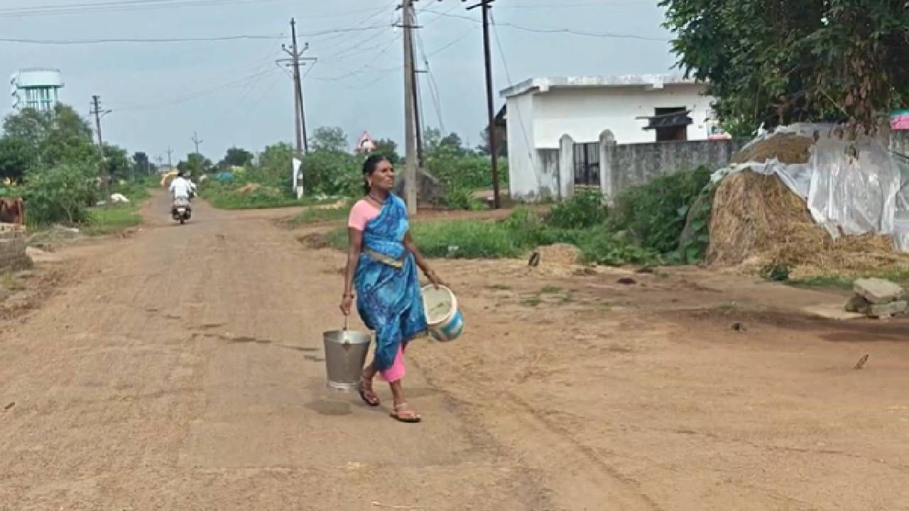 भंडारा जिल्ह्यातील तुमसर तालुक्यातील परसवाडा (देव्हाडी) येथे 22 वर्षांपासून बंद असलेली नळ पाणीपुरवठा योजना नावालाच आहे. भर पावसाळ्यातही पिण्याच्या पाण्यासाठी ग्रामस्थांना हाल सोसावे लागत आहेत. अनेक वेळा तक्रारी करूनही शासन व प्रशासनाने दुर्लक्ष केल्याने ग्रामस्थ त्रस्त झाले.