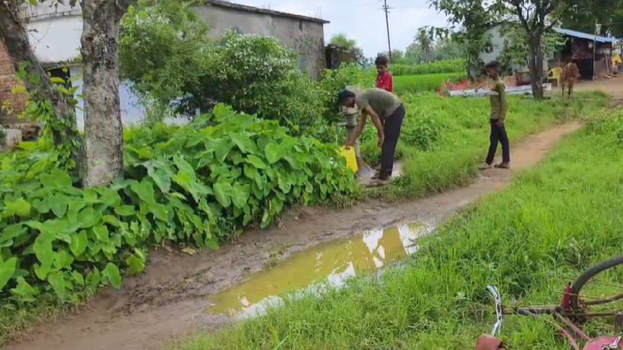 गेल्या 22 वर्षापासून आमच्या गावात पाण्याच्या ढोला आणि प्रत्येक घरापर्यंत पाईपलाईन केली आहे. पण ते निरर्थक ठरत असून आम्हाला दोन- दोन किलोमीटरवर पिण्याचे पाणी आणण्याकरिता जावे लागते. असल्याची खंत येथील स्थानिक महिलांनी व्यक्त केली. 