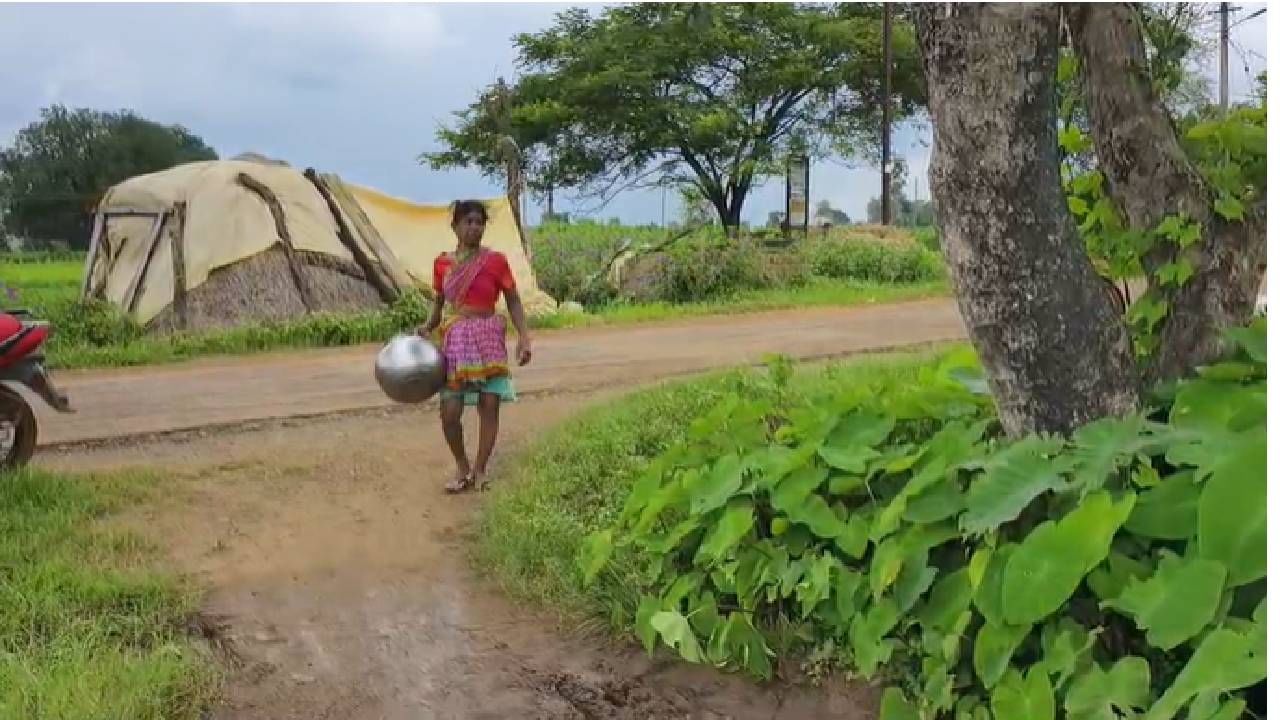  या परिस्थितीला कंटाळून गावाचे उपसरपंच पवन खवास यांनी अनोखे आंदोलन केले. त्यांच्या आंदोलनाने अधिकाऱ्यांसह प्रशासनाची धावपळ उडाली. प्रशासनाच्या या निगरगठ्ठेपणाविरोधात त्यांनी आंदोलन केले. 