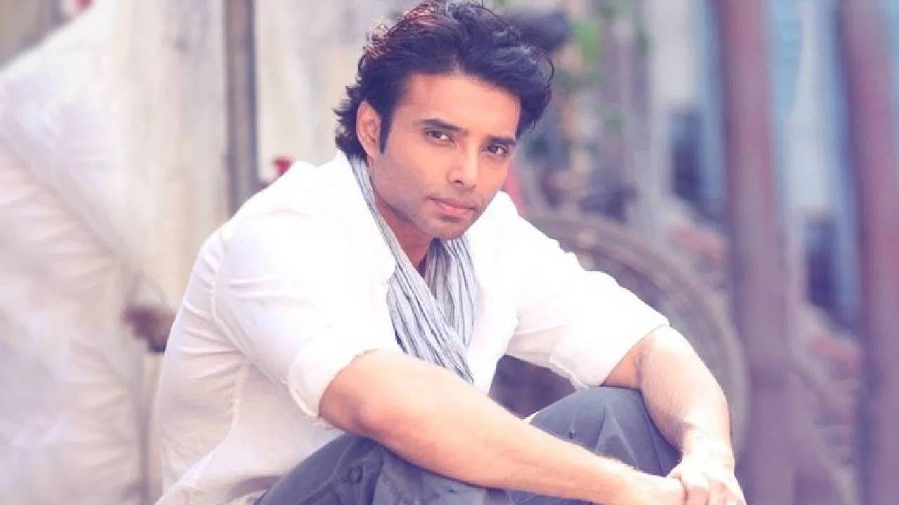 उदय चोप्रा - दिग्दर्शक यश चोप्रा यांचा धाकटा मुलगा उदय चोप्रा यानेही चित्रपटांमध्ये नशीब आजमावले पण तो यशस्वी होऊ शकला नाही. मोहब्बतें या चित्रपटातून आपल्या कारकिर्दीची सुरुवात करणाऱ्या उदय चोप्राचेही अद्याप लग्न झालेले नाही.