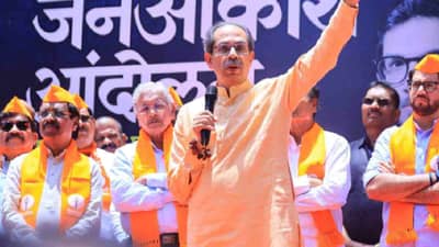 जनता तुमचा बाप, जोपर्यंत खड्डे...मुंबई-कोकण रस्त्यावरून ठाकरेंचा सरकारवर हल्लाबोल!