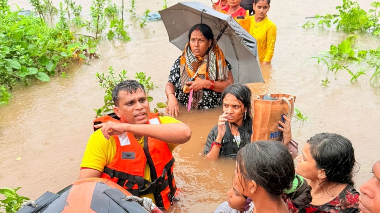 वसईतील पूरग्रस्त नागरिकांना सुरक्षित स्थळी पोहोचवण्यासाठी सर्वतोपरी प्रयत्न केले जात आहेत. स्थानिक नागरिक आणि बचाव पथके एकत्रितपणे काम करत आहेत, अशी माहिती आयुक्तांनी दिली आहे.