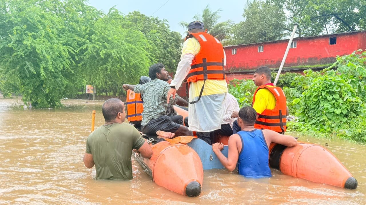 याचबरोबर वसईतील मिठागर वसाहतीतही अनेक रहिवासी पुराच्या पाण्यात अडकले आहेत. त्यांना बाहेर काढण्यासाठी प्रशासनाने बोटींची व्यवस्था केली आहे. सध्या या ठिकाणी युद्धपातळीवर बचावकार्य सुरु आहे.