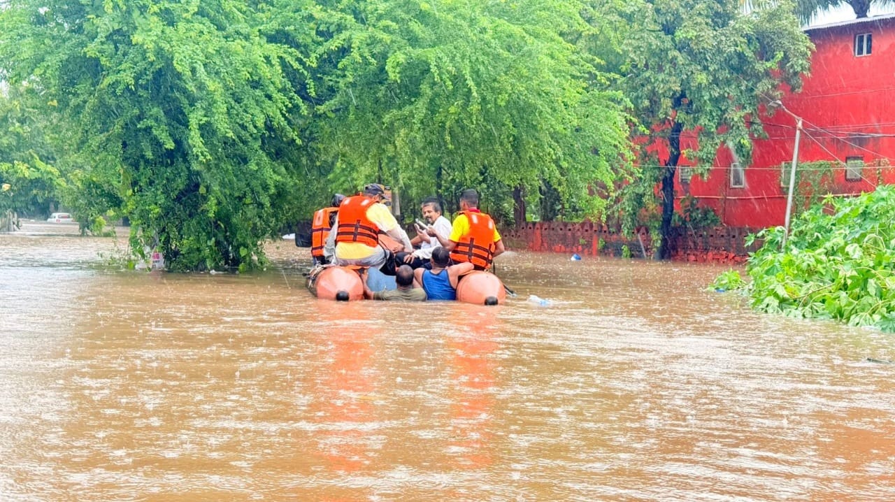 वसईतील कामन चिंचोटी परिसरातील आशा नगर, कुताडीपाडा आणि साईनगरमध्ये मोठ्या प्रमाणात पाणी शिरले आहे. त्यामुळे जनजीवन विस्कळीत झाले आहे. या तीन वसाहतींमधील सुमारे १०० हून रहिवाशांना सुरक्षित स्थळी हलवण्यात आले आहे.