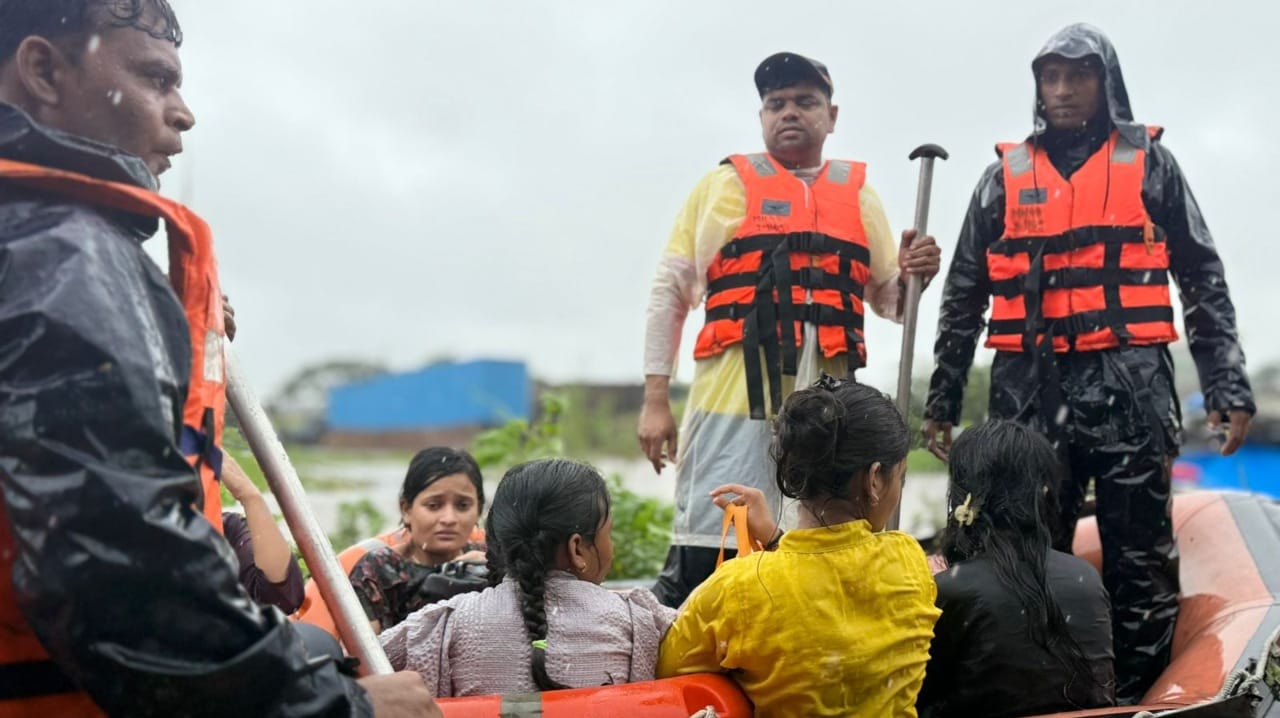 प्रशासनाने या नागरिकांसाठी जेवणाची आणि इतर आवश्यक सोयीसुविधांची व्यवस्था केली आहे, अशी माहिती आयुक्तांनी दिली आहे. यामुळे पूरग्रस्तांना मोठा दिलासा मिळाला आहे