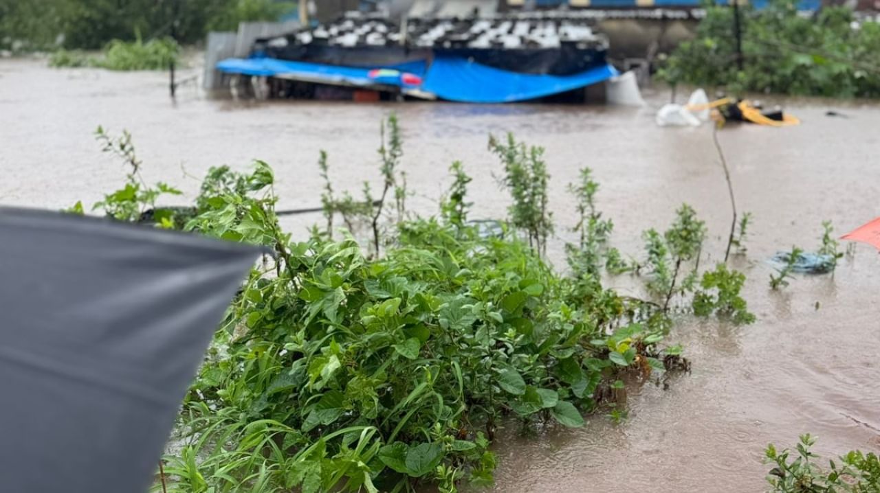 हे पाणी घरात शिरल्यामुळे लोकांना मोठ्या अडचणींचा सामना करावा लागत आहे. त्यामुळे प्रशासनाने तातडीने बचावकार्य सुरू केले. या १०० रहिवाशांना जवळच्या अंगणवाडी आणि जॉन स्कूलमध्ये तात्पुरत्या निवासासाठी हलवण्यात आले आहे.