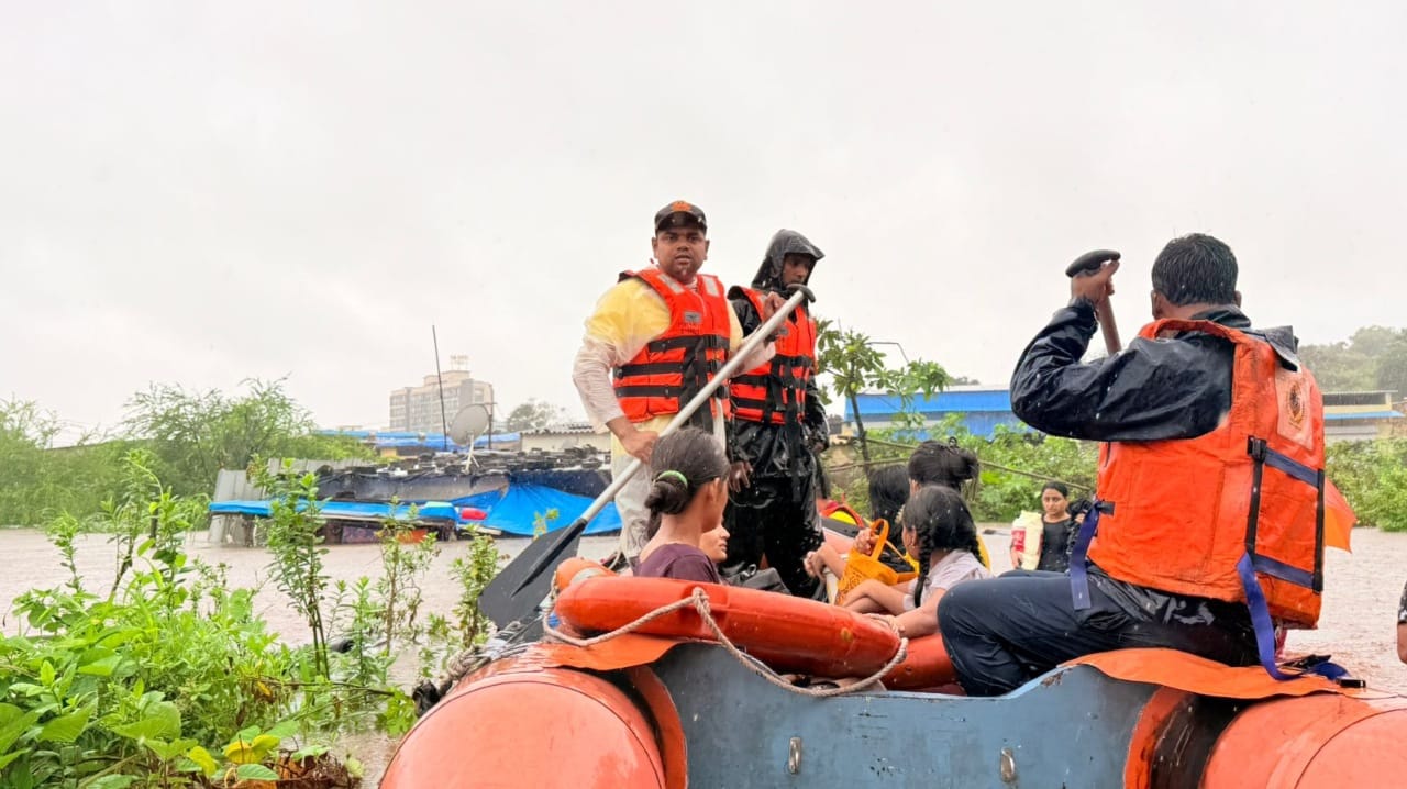 सध्या मुंबईत मुसळधार पाऊस कोसळत आहे. मुंबईत कोसळणाऱ्या पावसामुळे सर्वत्र जलमय स्थिती पाहायला मिळत आहे. वसईतही सध्या जोरदार पाऊस सुरु असून अनेक नागरी वस्तीत पाणी शिरले आहे.