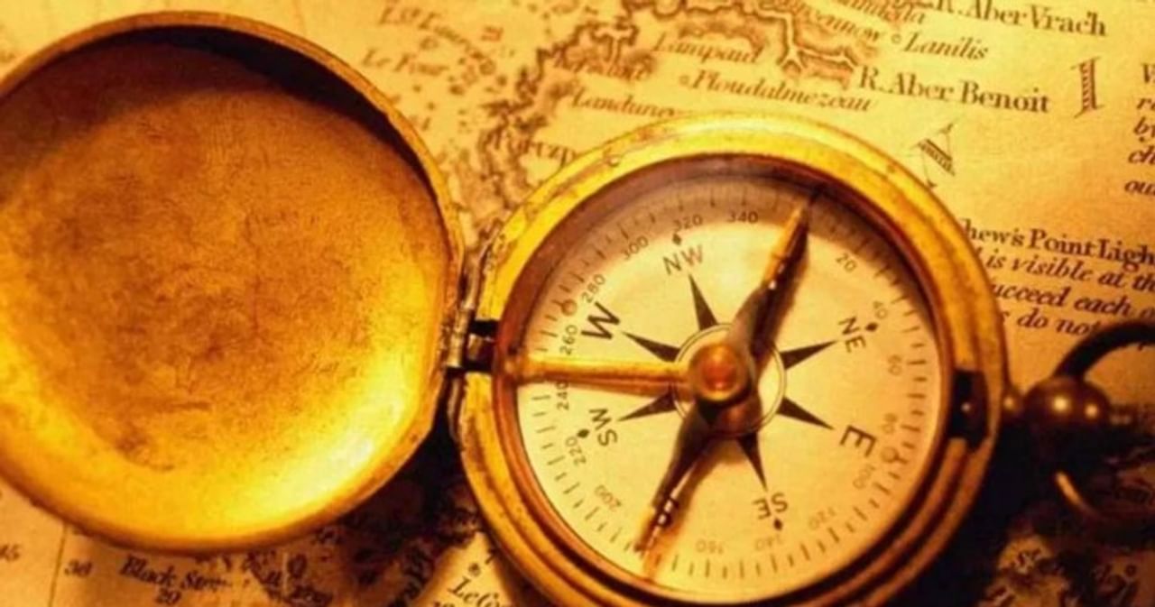 घरातील लोक पैसे कमवतात परंतु ते टिकत नाहीत, असे अनेकदा घडते. कोणत्या ना कोणत्या कारणामुळे घरात पैशांची चणचण कायमच भासतो. कधीकधी तर खर्च भागवण्यासाठी कर्जही घेण्याची वेळ येते. वास्तूशास्त्रानुसार वास्तूमध्ये दोष असल्यामुळे अनेकदा या अडचणीचा सामना करावा लागतो.