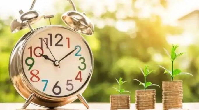 वास्तूशास्त्राच्या नियमानुसार सकाळी उठल्यावर कधीच बंद पडलेली घडी पाहू नये. घरात बंद घड्याळ असेल तर ते लगेच काढून टाकावे. बंद घडी पाहणी हे अशूभ मानले जाते. सकाळी सकाळी बंद घड्याळ पाहिल्यास दिवसभराच्या कामात अडथळा निर्माण होतो, असे म्हटले जाते. 