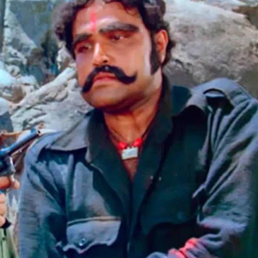 त्या शिवाय शोले चित्रपटात वेगवेगळ्या भूमिका साकारणारे केस्टो मुखर्जी, विजू खोटे, इफ्तेकार, अरविंद जोशी, मुस्ताक मर्चेंट, जलाल आगा, राज किशोर आणि हबीब सारख्या 8 कलाकारांनी जगाचा निरोप घेतला.